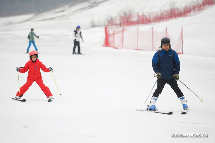 Здоровье нации -- Жители Пекина наслаждаются горнолыжным отдыхом в новогодние каникулы 