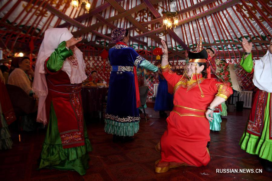 Новогодний концерт "ансамбля добрых бабушек" в казахской юрте