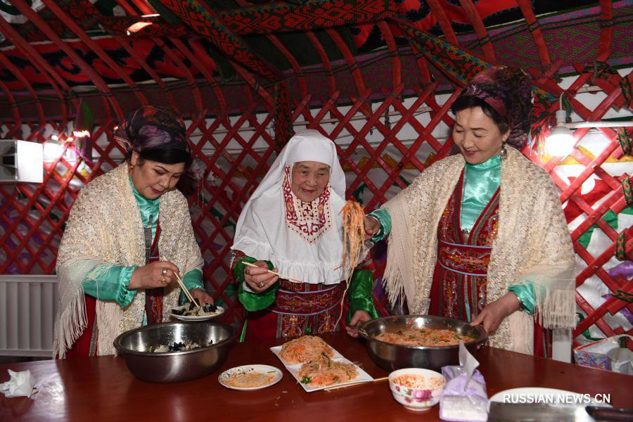 Новогодний концерт "ансамбля добрых бабушек" в казахской юрте