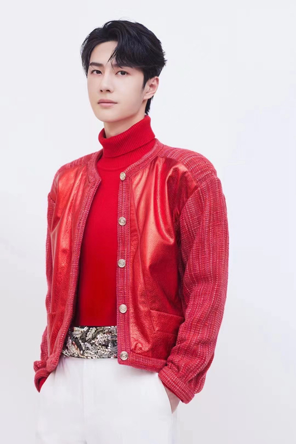 Популярный актер Ван Ибо в красном костюме