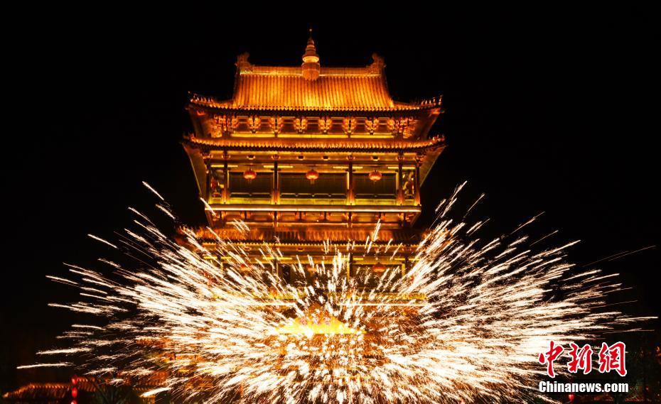 Шаньдунский Цзаочжуан приветствуют Фестиваль фонарей петардами из огненной стали и каскадом фейерверков
