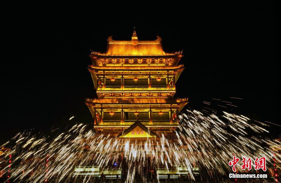 Шаньдунский Цзаочжуан приветствуют Фестиваль фонарей петардами из огненной стали и каскадом фейерверков