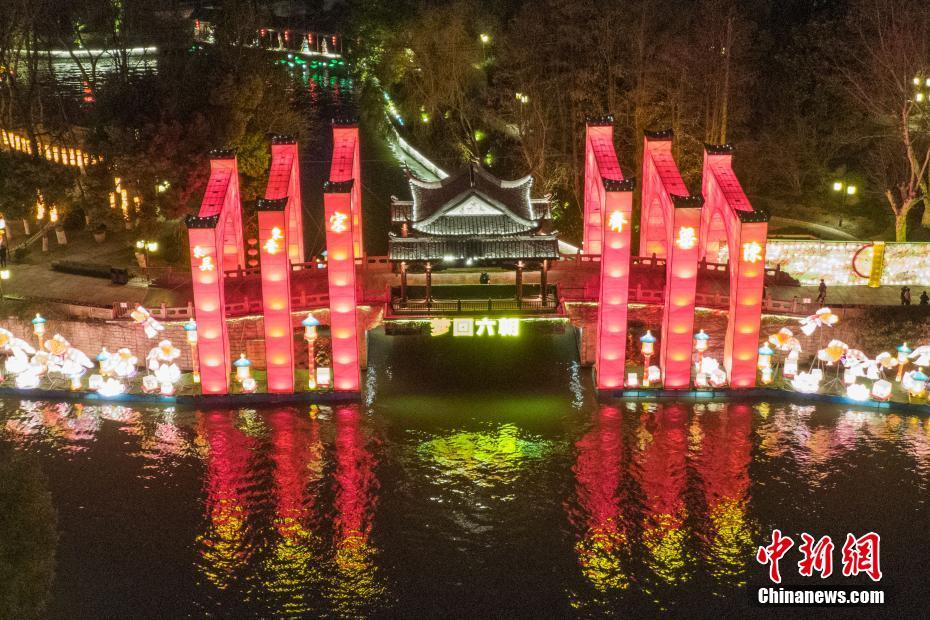 Красочные сцены на реке Циньхуай в Нанкине