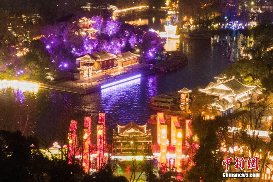 Красочные сцены на реке Циньхуай в Нанкине