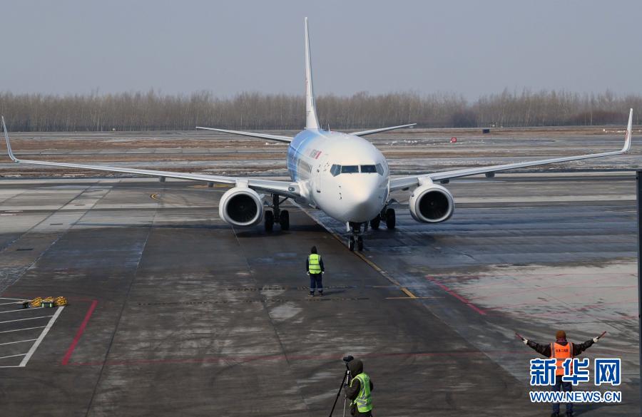 Раскрашенный в тематике зимних олимпийских видов спорта самолет прибыл в Чанчунь