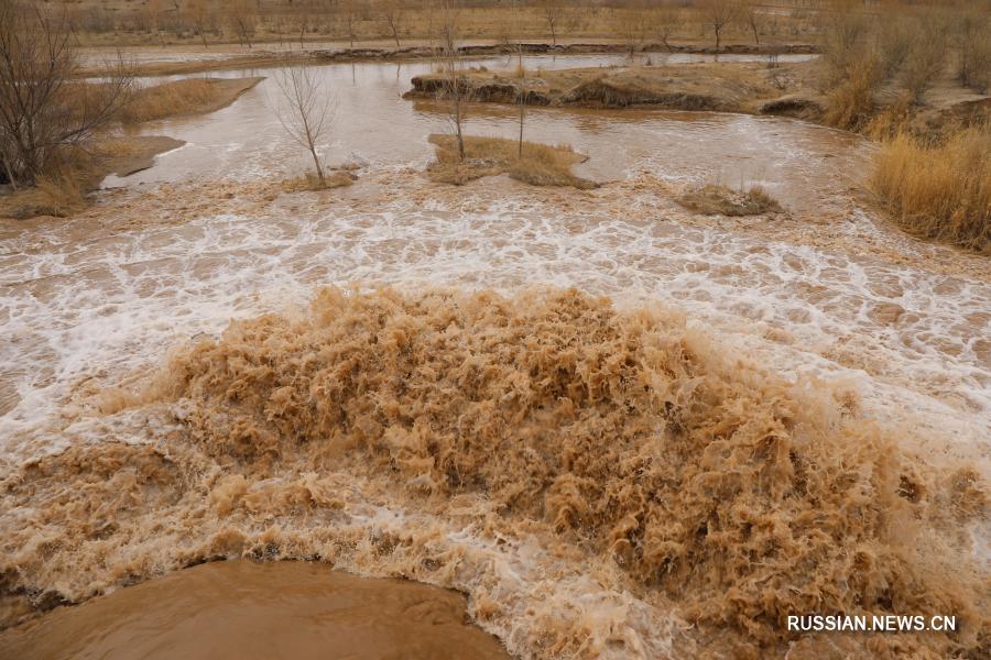 Вода из реки Хуанхэ питает песчаные земли провинции Ганьсу