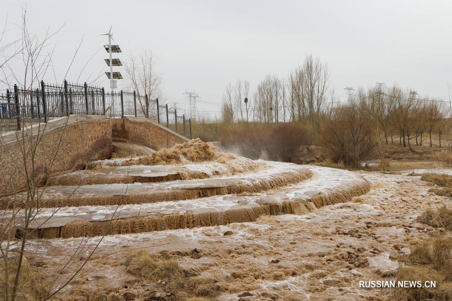 Вода из реки Хуанхэ питает песчаные земли провинции Ганьсу
