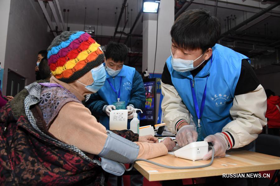 Пожилые жители пекинского района Хайдянь проходят вакцинацию от COVID-19