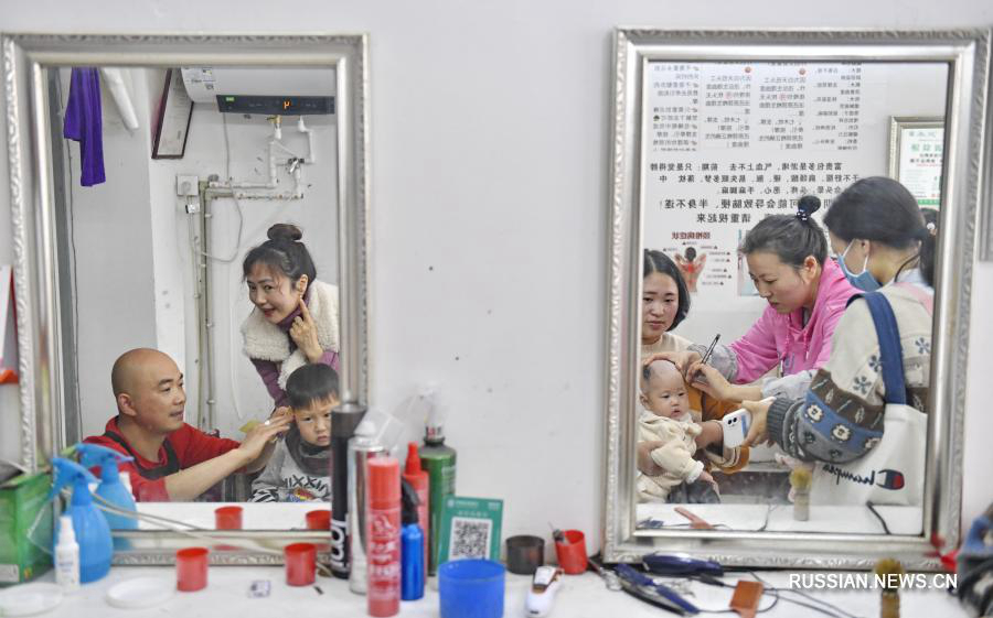 Детям в Китае делают стрижку по случаю праздника Лунтайтоу