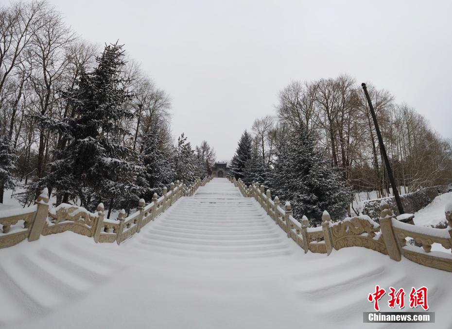 Красные стены и серая черепица играют всеми красками на белом снегу – живописная гора Утайшань