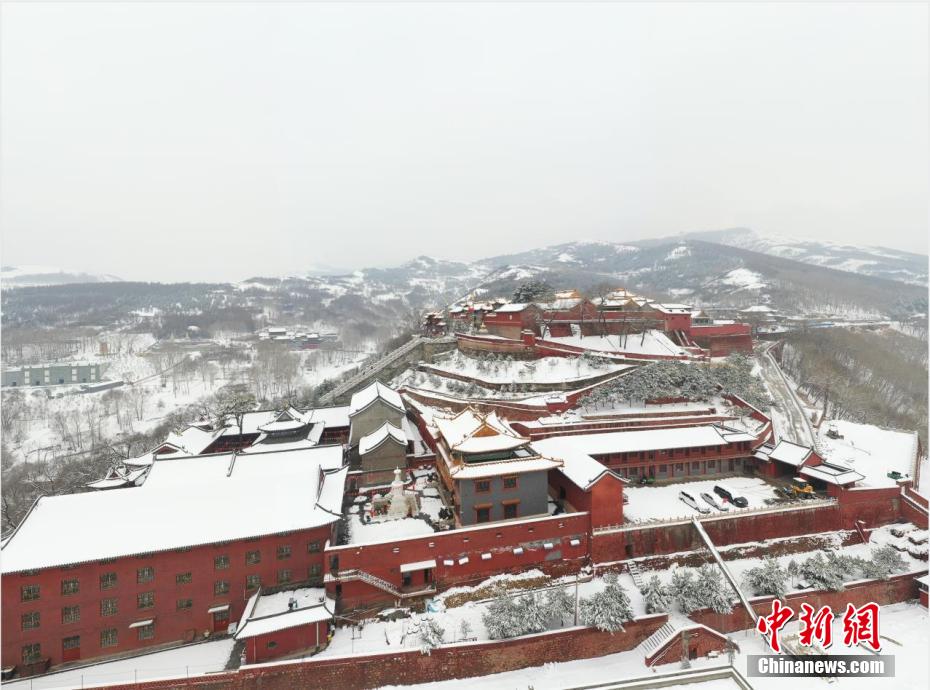 Красные стены и серая черепица играют всеми красками на белом снегу – живописная гора Утайшань