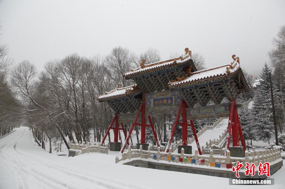 Красные стены и серая черепица играют всеми красками на белом снегу – живописная гора Утайшань