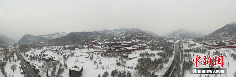 Красные стены и серая черепица играют всеми красками на белом снегу – живописная гора Утайшань