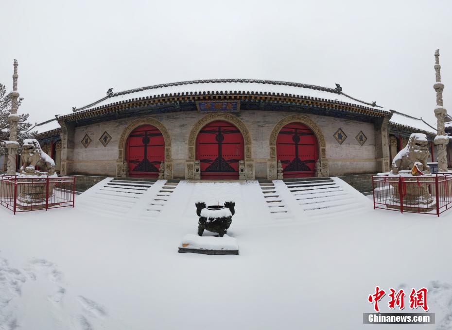 Красные стены и серая черепица играют всеми красками на белом снегу – живописная гора Утайшань