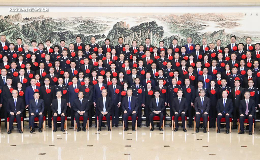 Си Цзиньпин встретился с отличившимися в борьбе с группировками мафиозного характера и преступными бандами 