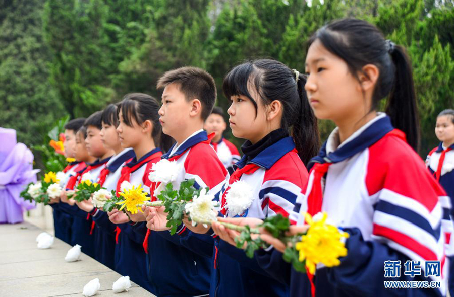 Почтение памяти павших героев накануне праздника Цинмин