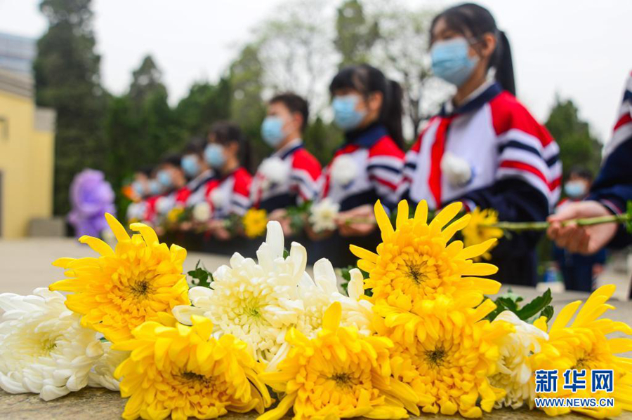 Почтение памяти павших героев накануне праздника Цинмин