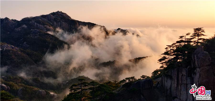 Горы Хуаншань после дождя на праздник Цинмин