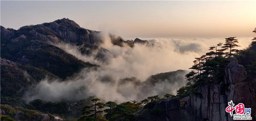 Горы Хуаншань после дождя на праздник Цинмин