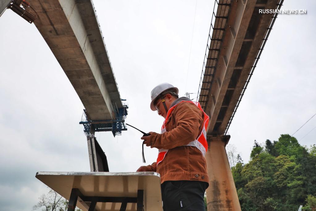 В Дуюне произведен разворот многопролетной балки железнодорожного мегамоста через реку Циншуйхэ