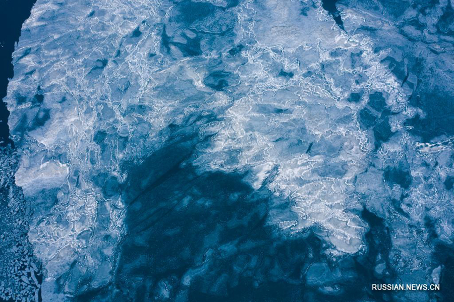 Живописный ледоход на озере Цинхай