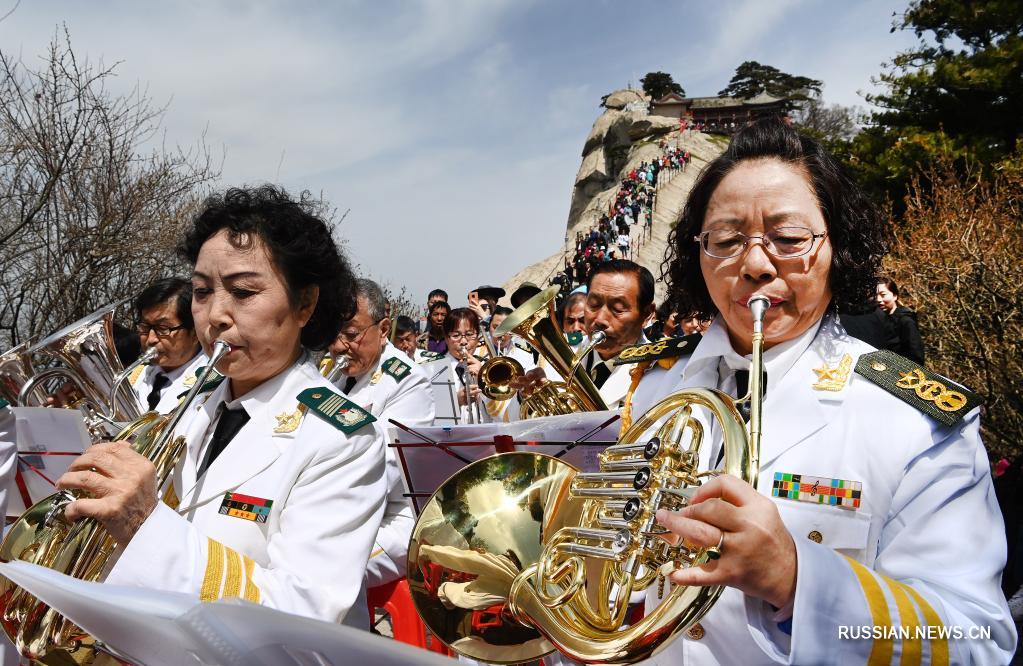 Симфонический концерт, посвященный изучению истории КПК, который привлек внимание большого числа туристов, состоялся в субботу на вершине "Сифэн" /западная вершина/ горы Хуашань в городе Вэйнань провинции Шэньси /Северо-Западный Китай/.