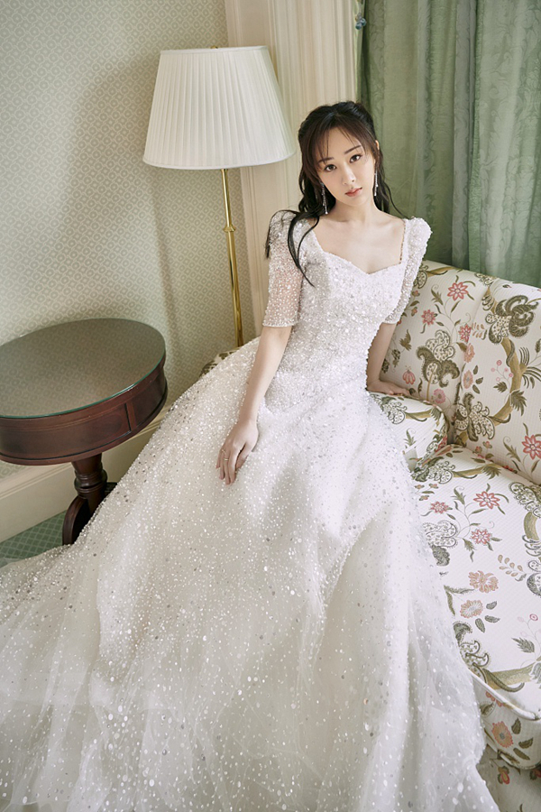 Очаровательная Ян Цзы в свадебном платье