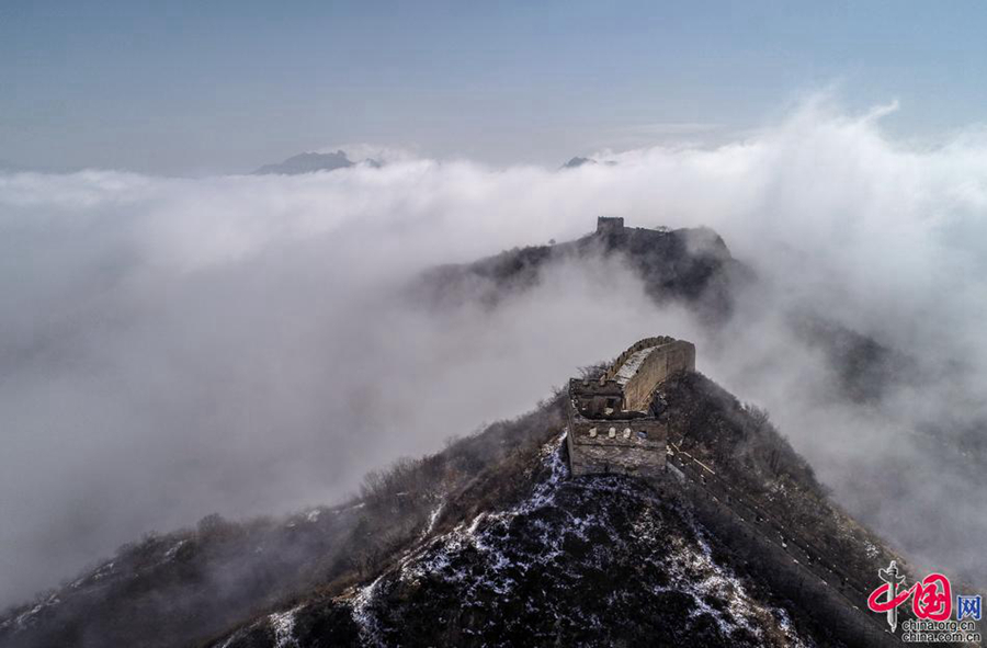 Чудесное море облаков на участке Великой китайской стены Цзиньшаньлин