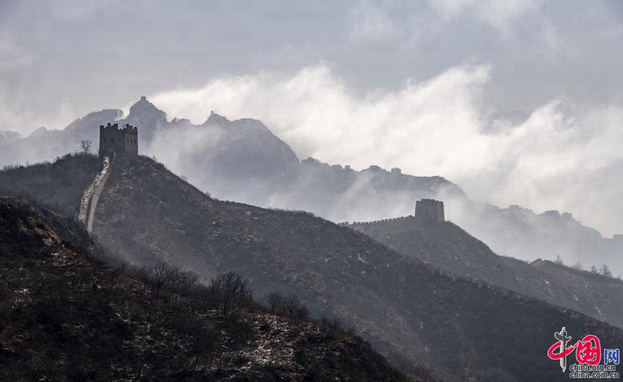 Чудесное море облаков на участке Великой китайской стены Цзиньшаньлин