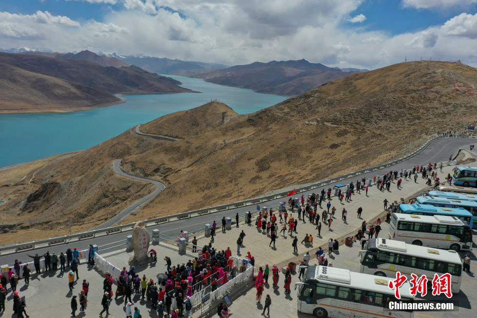 Приближается «первомай», и тибетское озеро Ямджоюм-Цо привлекает туристов