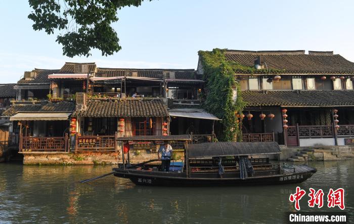 Древний поселок Ситан в Чжэцзяне привлекает туристов из разных мест страны
