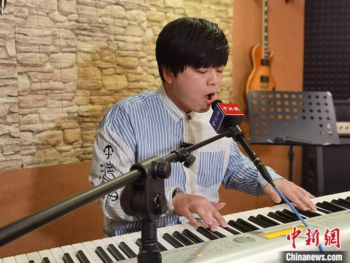 В песне «Столетний путь» молодёжь Сянгана призналась в любви к родине и выразила свою поддержку правящей партии