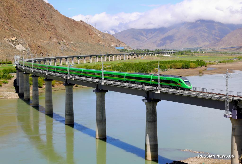 Железная дорога Лхаса-Линьчжи в Тибете официально введена в эксплуатацию