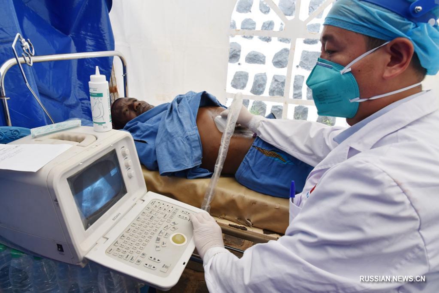 Китайские медики оказывают медицинскую помощь жителям Камеруна
