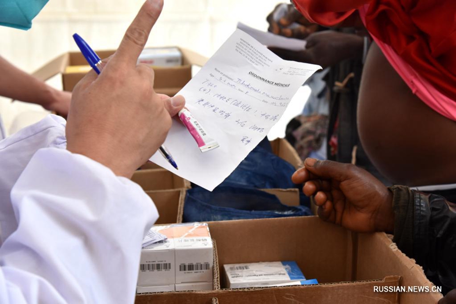 Китайские медики оказывают медицинскую помощь жителям Камеруна