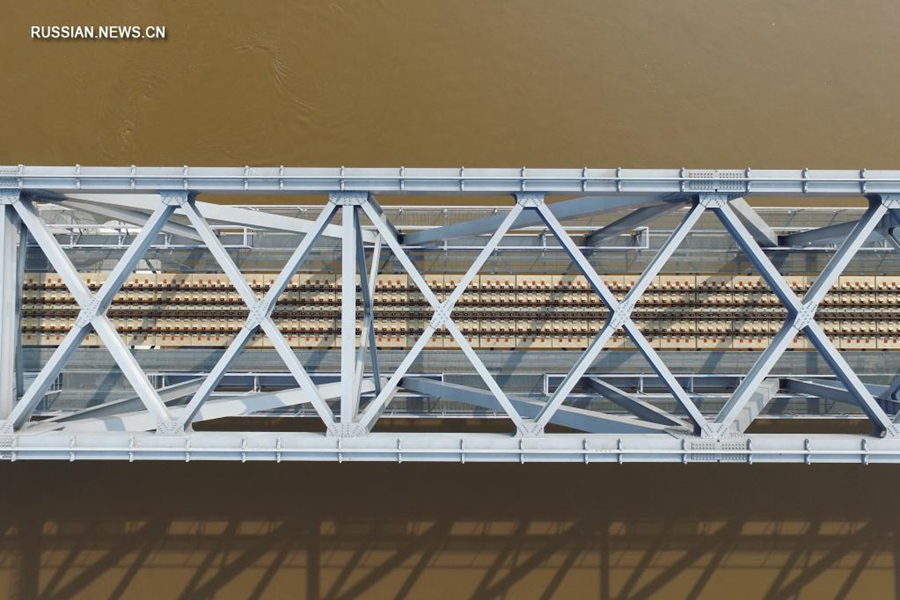 Завершена укладка рельсов на железнодорожном мосту между Китаем и Россией через реку Хэйлунцзян