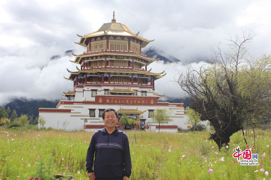 На фото: Сентябрь 2016 года, городской округ Ньингчи, Линь Бо на фоне Музея культурного наследия юго-восточного Тибета.