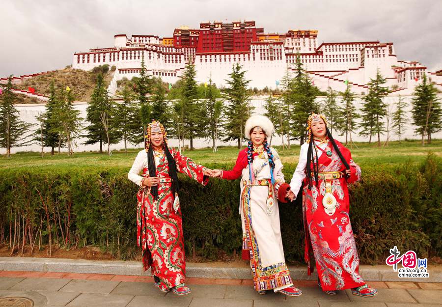 На фото: 1 июля 2021 года, Ван Сихуэй (справа) фотографируется с подругами в традиционных тибетских костюмах перед дворцом Потала.
