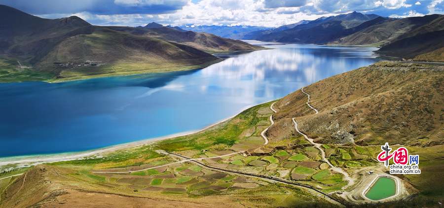 На фото: красивые пейзажи вдоль национального шоссе 318 в Тибете (фото предоставлено Ван Сихуэй).