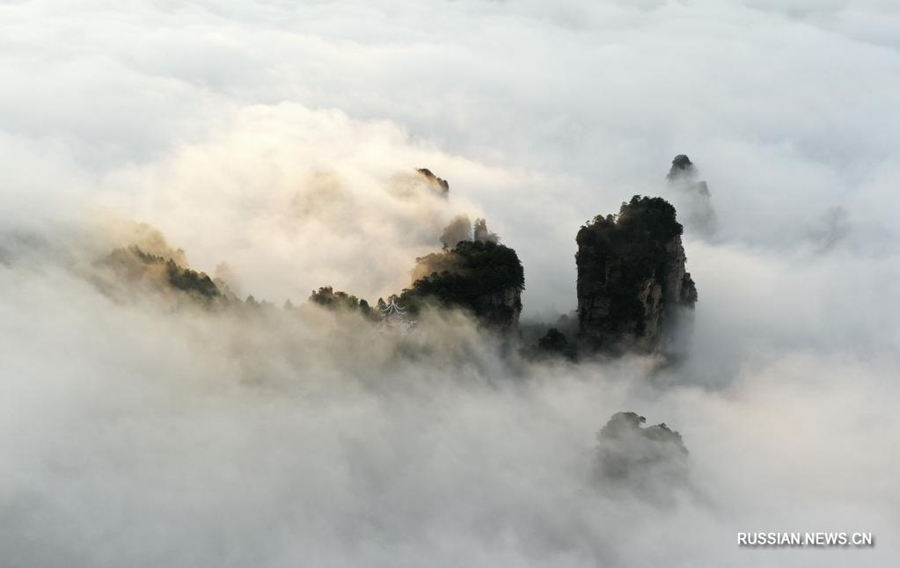 Море облаков над горами в Центральном Китае