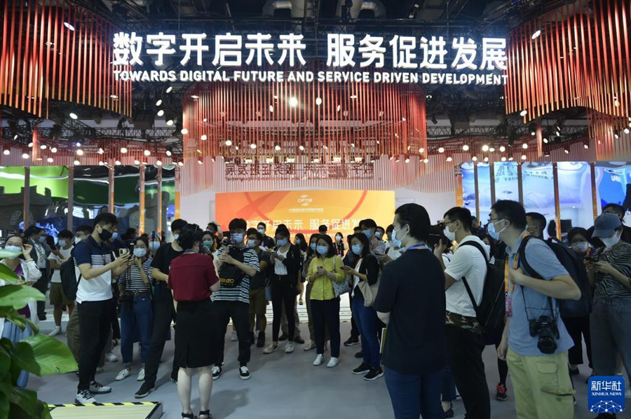 Посещение павильонов Китайской международной ярмарки торговли услугами