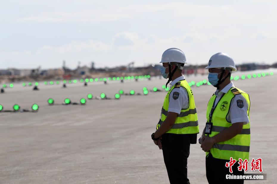 В международном аэропорту Сянгана завершили укладку взлетно-посадочной полосы. Ожидается, что она будет введена в эксплуатацию уже в следующем года