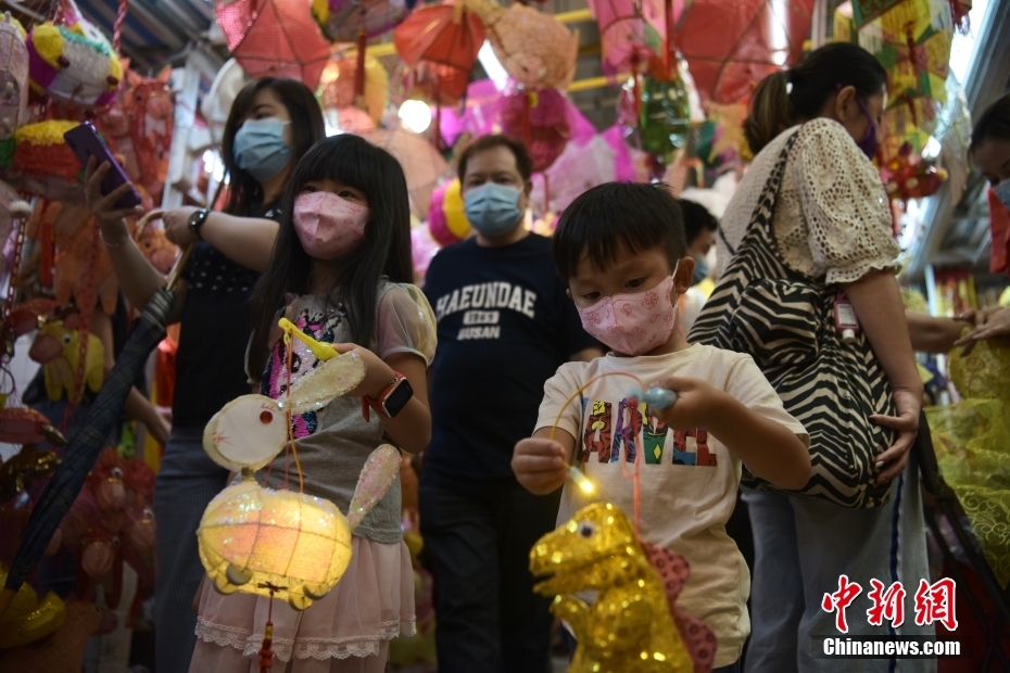 1 000 традиционных фонарей на «улице фонарей» в округе Юньлон привлекают покупателей