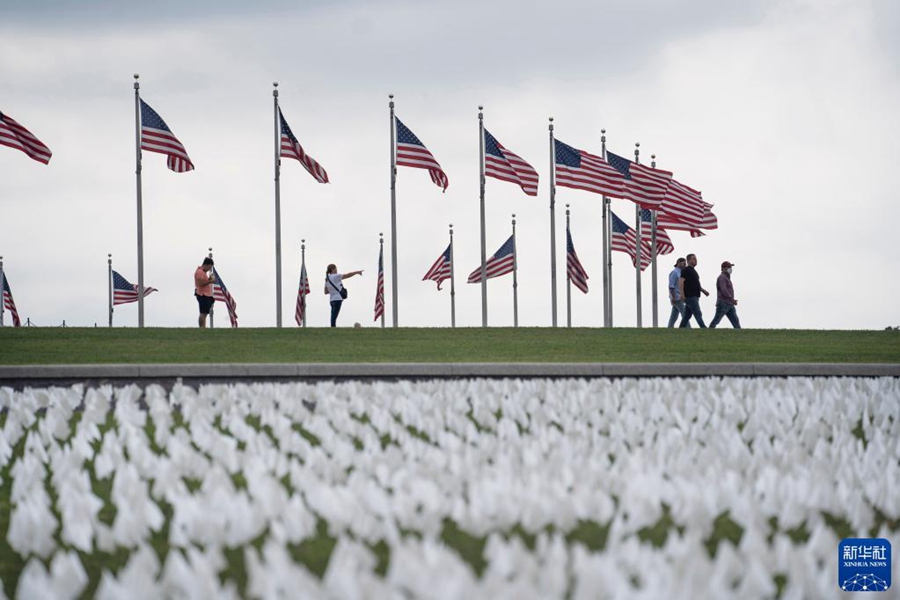 Вашингтон: 660 тыс. белых знамен в память погибших от COVID-19