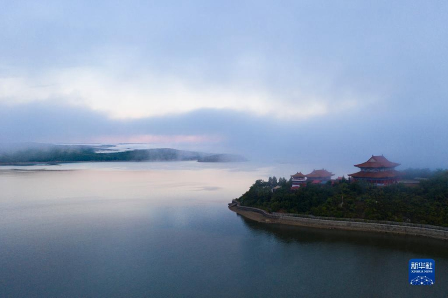 Очаровательные осенние пейзажи озера Цзинбоху в провинции Хэйлунцзян