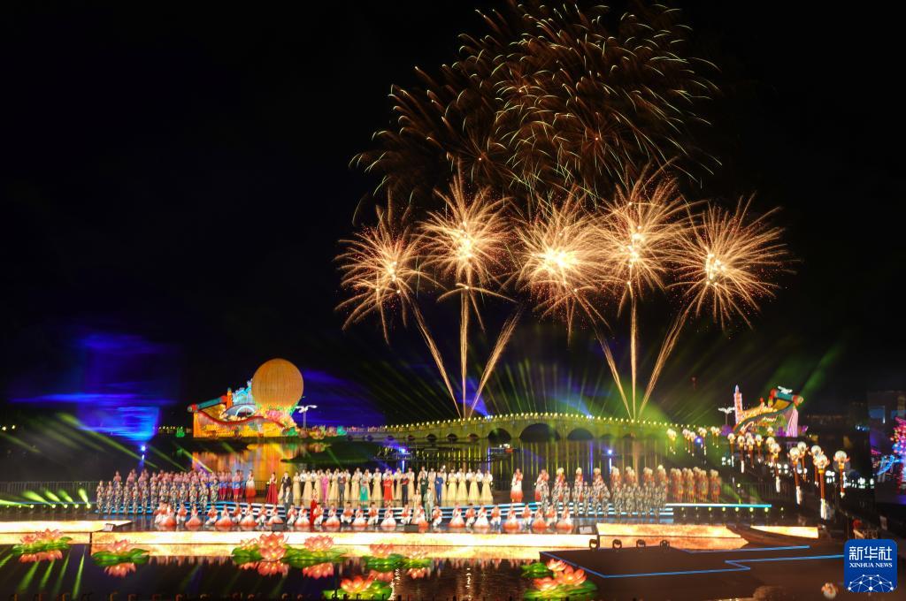 В Куньшане стартовал фестиваль фонарей по случаю праздника середины осени