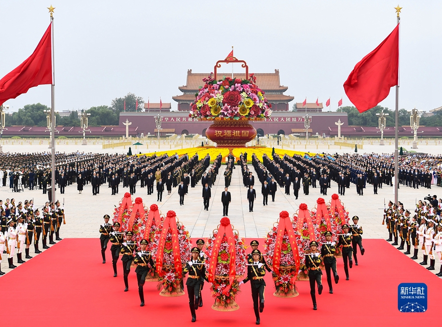 Си Цзиньпин почтил память народных героев на площади Тяньаньмэнь в Пекине