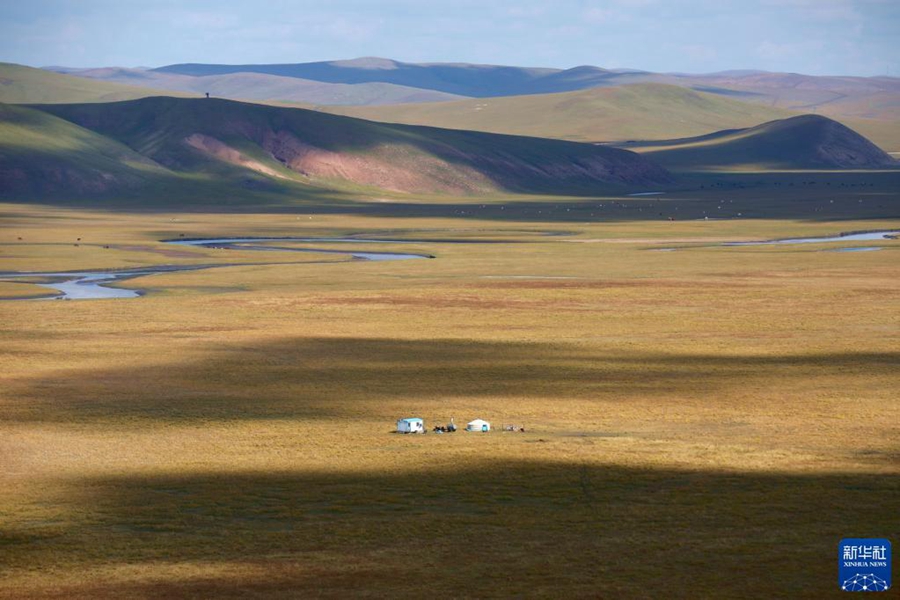 Живописные осенние пейзажи на степи Хулуньбуир во Внутренней Монголии