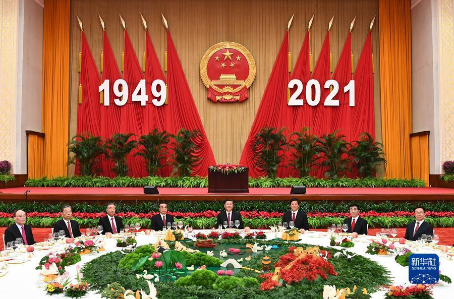 Госсовет КНР устроил прием в честь 72-й годовщины образования КНР