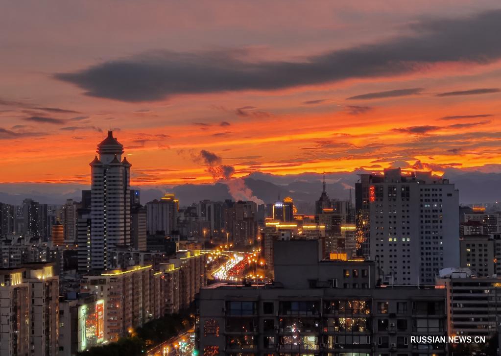 Красивый закат в Пекине
